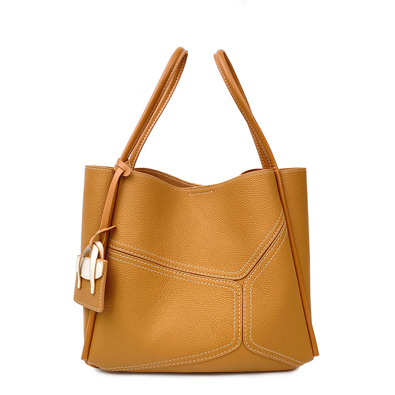 Product Features This women’s leather bag is made of sheepskin, soft and durable, highlighting the high quality of texture and elegance. The inclusion body design is simple and generous, and ...